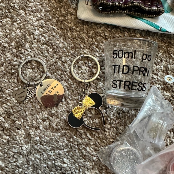 Assorted Women's Accessories Set - Picture 4 of 8